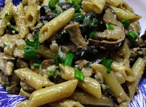 Una foto de Pasta con salsa de hongos secos