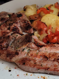 Una foto de Chuletas de Pavo Aromatizadas con Patatas y Tomate