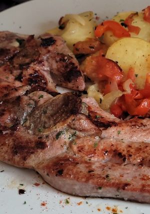 Foto principal de Chuletas de Pavo Aromatizadas con Patatas y Tomate