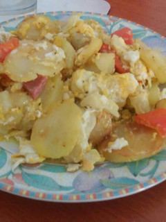 Una foto de Patatas revueltas al salami picante