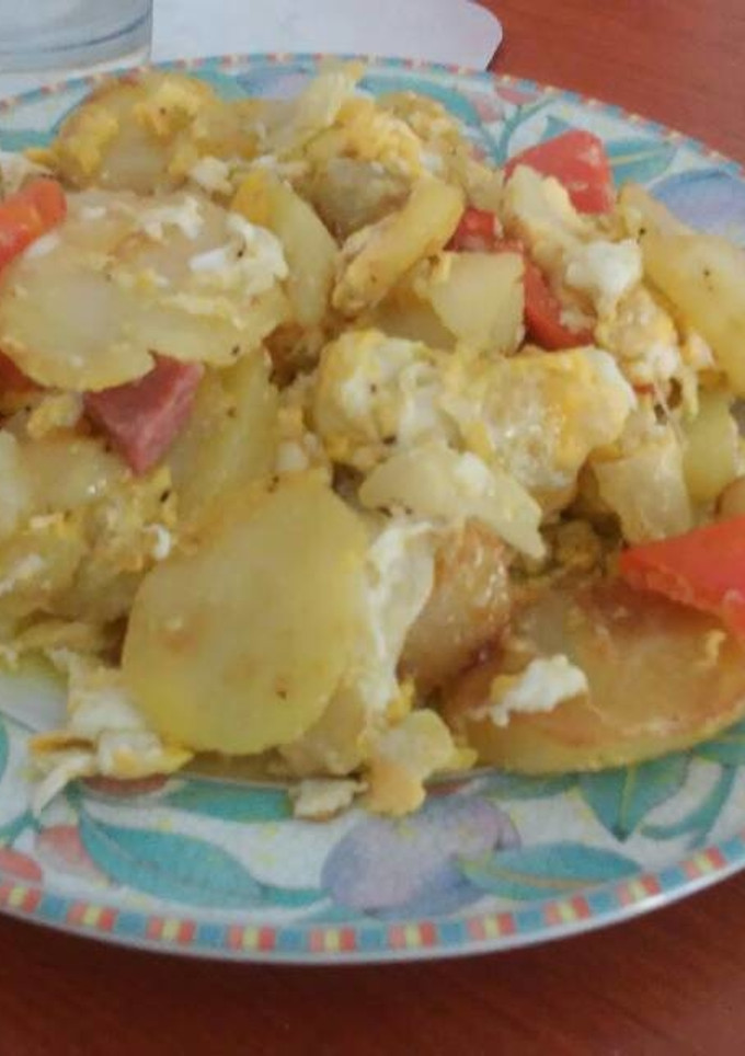 Una foto de Patatas revueltas al salami picante