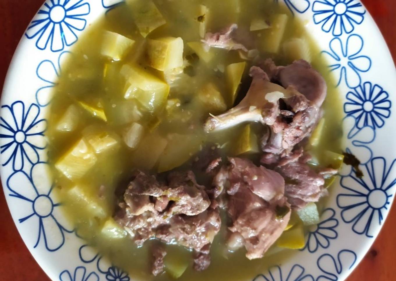 Espinazo en salsa verde con calabacitas