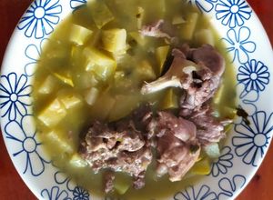 Una foto de Espinazo en salsa verde con calabacitas