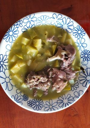 Una foto de Espinazo en salsa verde con calabacitas