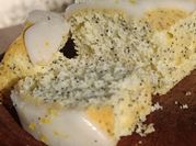Una foto de budín de limón con aceite