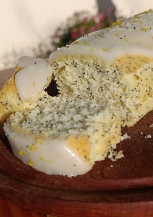 Una foto de Budín de limón con semillas de amapola