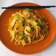 Tallarines con verduras y gambas
