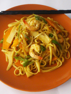 Una foto de Tallarines con verduras y gambas