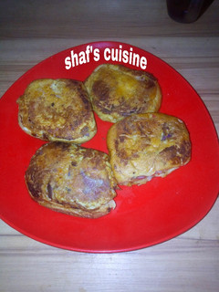 A picture of Bread with egg fry.