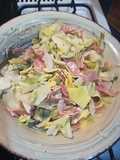 Ensalada de lechuga con jamón y queso