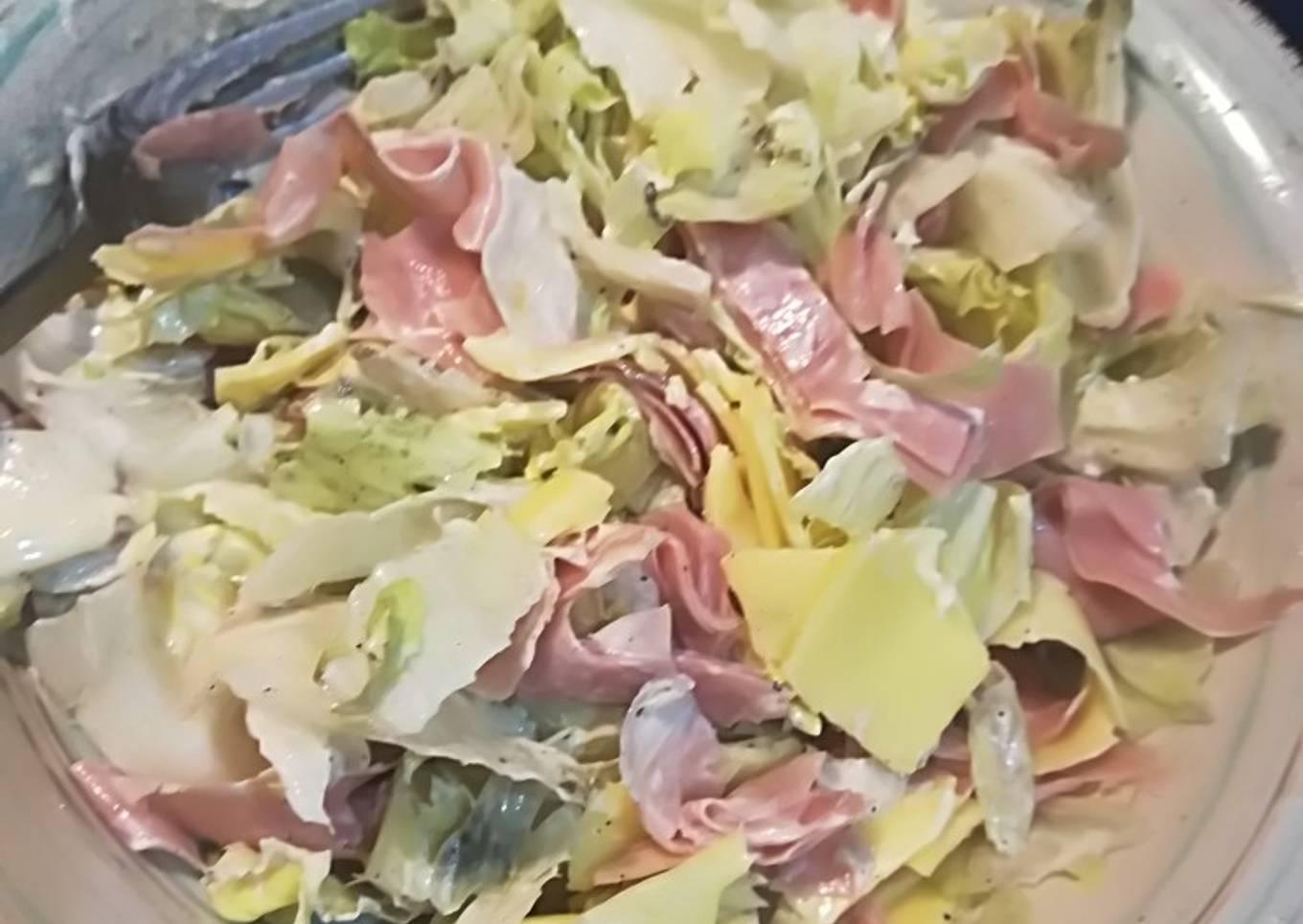 Ensalada de lechuga con jamón y queso