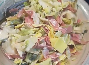 Una foto de Ensalada de lechuga con jamón y queso