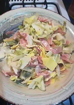 Una foto de Ensalada de lechuga con jamón y queso