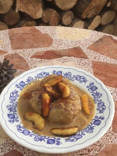 Una foto de Solomillo con manzanas caramelizadas