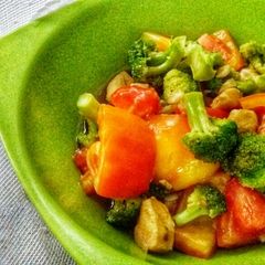 A picture of Stir Fired Broccoli Tomato and Chicken in Oyster Sauce.