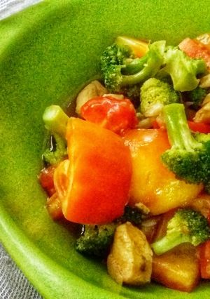 A picture of Stir Fired Broccoli Tomato and Chicken in Oyster Sauce.