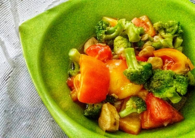 Recipe of Speedy Stir Fired Broccoli Tomato and Chicken in Oyster Sauce