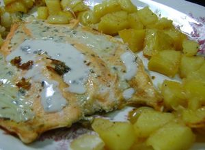 Una foto de Trucha al roquefort con papas crocantes