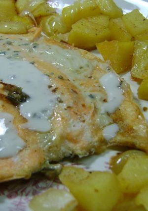 Una foto de Trucha al roquefort con papas crocantes
