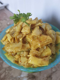 Una foto de Pasta con patatas a la cúrcuma
