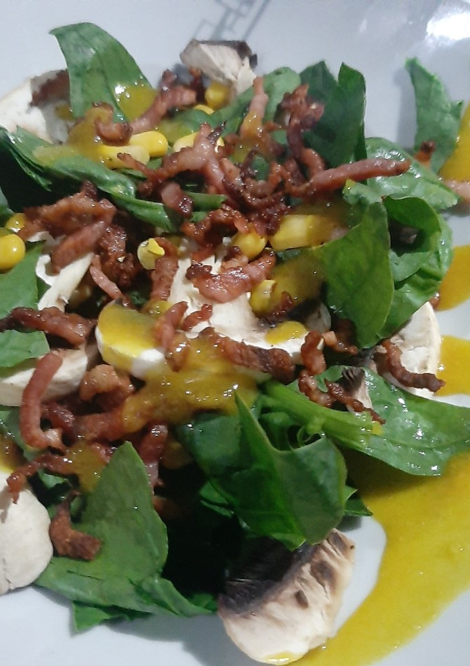 Una foto de Ensalada de espinacas con tocino crujiente