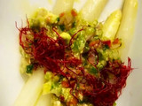 Espárragos blancos con pico de gallo y aguacate