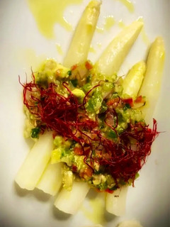 Una foto de Espárragos blancos con pico de gallo y aguacate