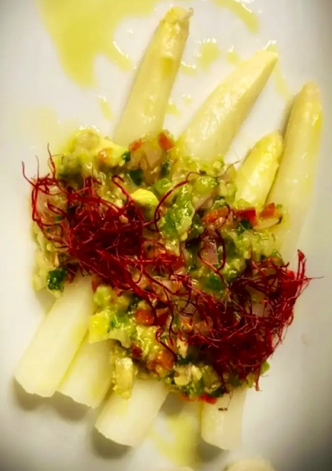 Una foto de Espárragos blancos con pico de gallo y aguacate