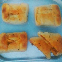 A picture of Paneer pizza puff.