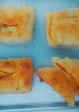 A picture of Paneer pizza puff.