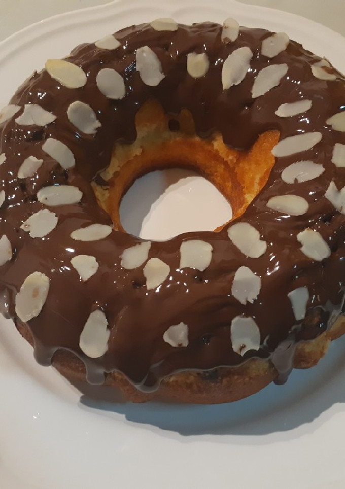 Una foto de Bizcocho de naranja bañado en chocolate con almendras laminadas