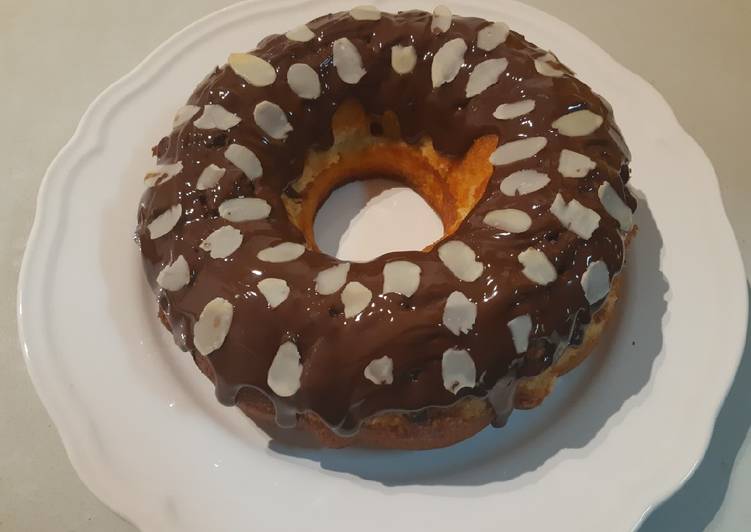 Bizcocho de naranja bañado en chocolate con almendras laminadas