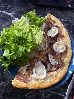 Une photo de Tarte fine au chèvre, oignons confits et miel 🍯