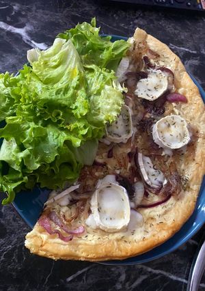 Une photo de Tarte fine au chèvre, oignons confits et miel 🍯