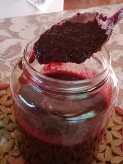 Una foto de Chamoy de jamaica con arándanos 🍇🌺