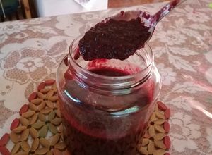 Una foto de Chamoy de jamaica con arándanos 🍇🌺