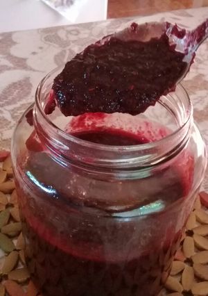 Una foto de Chamoy de jamaica con arándanos 🍇🌺