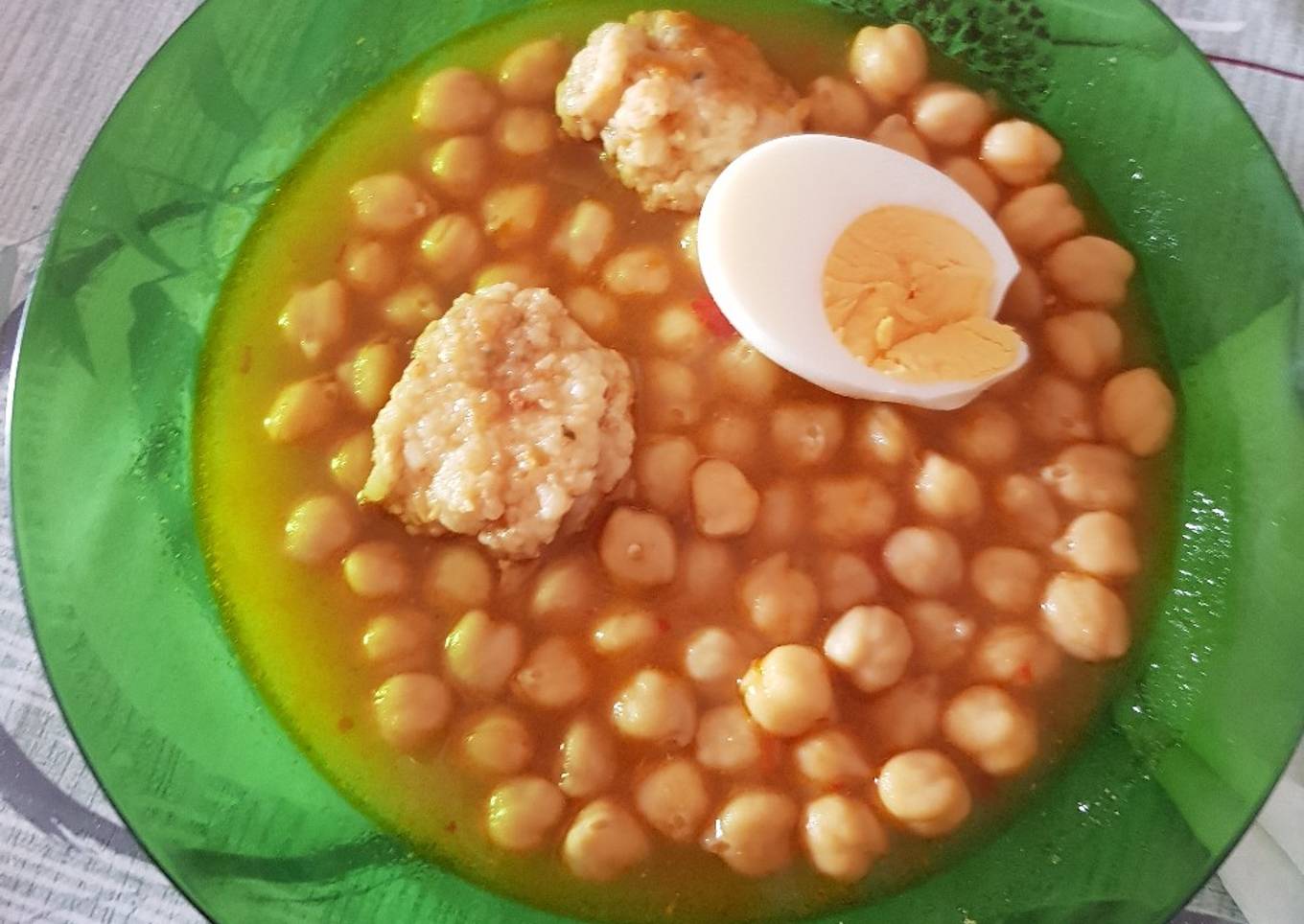 Potaje de garbanzos con albóndigas de bacalao