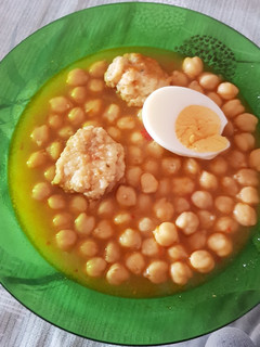 Una foto de Potaje de garbanzos con albóndigas de bacalao