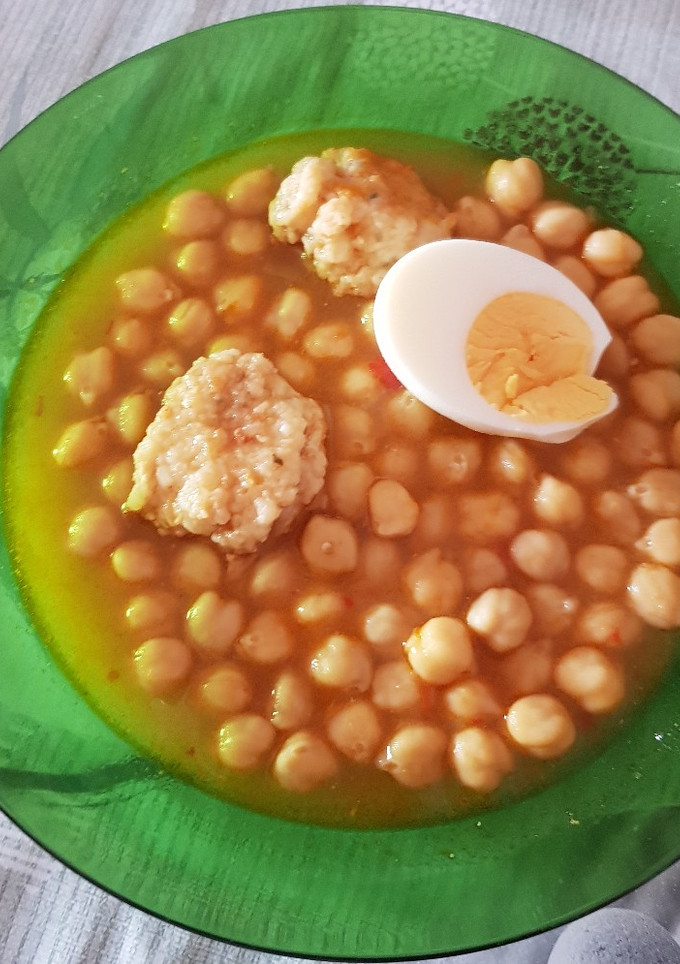 Una foto de Potaje de garbanzos con albóndigas de bacalao