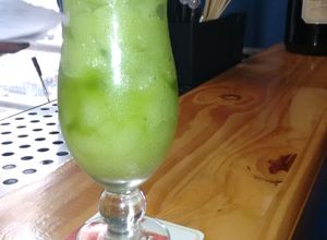 Una foto de Cóctel daiquiri de albahaca frozen