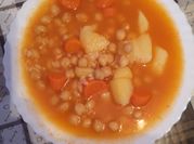 Una foto de pollo guisado con especias