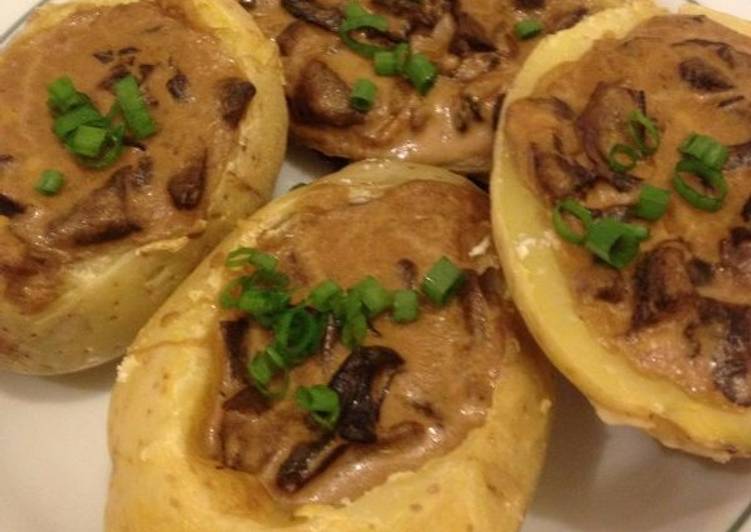 Batata recheada com molho funghi