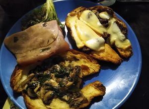 Una foto de Cuernito con champiñones, espinacas, jamón, queso provolone e higos