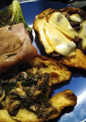 Una foto de Cuernito con champiñones, espinacas, jamón, queso provolone e higos