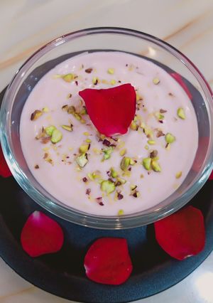 रोझ श्रीखंड (rose shrikhand recipe in marathi) रेसिपी चे मुख्य फोटो