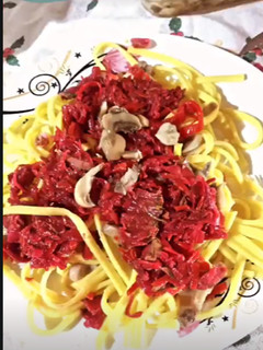 Una foto de Pasta con salsa de remolacha