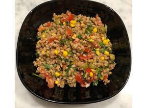 Foto di Insalata di farro con mais, olive, parmigiano, pomodorini, rucola e tonno🌽🫒🍅🌱