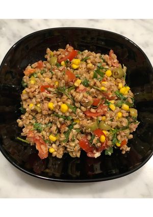Foto di Insalata di farro con mais, olive, parmigiano, pomodorini, rucola e tonno🌽🫒🍅🌱