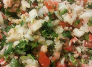 Una foto de Ceviche de camarón e imitación de jaiba